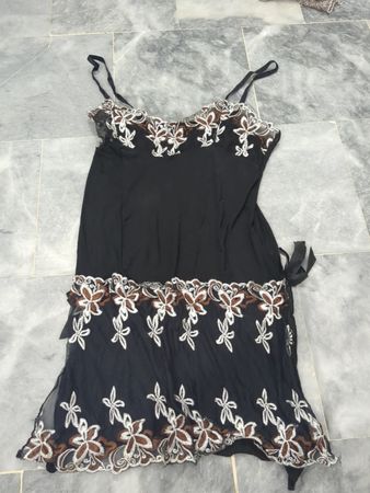Schwarzes Babydoll mit Blumenstickerei und Spitzenbesatz