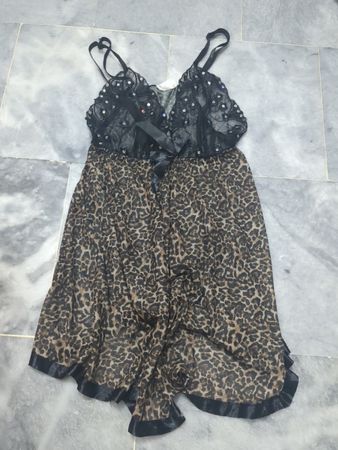 Leoprint-Chemise mit schwarzer Spitzenverzierung