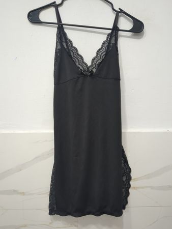 Negligentes Kleid mit schwarzer Spitzenborte