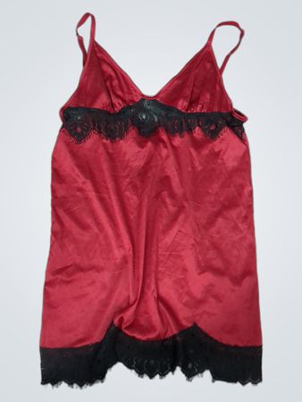 Rotes Satin-Negligé mit schwarzer Spitzenverzierung