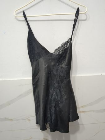 Schwarzes Slipkleid mit Spitzenbesatz