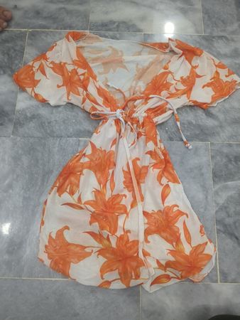 Weißes und orangefarbenes Blumenmuster-Kleid
