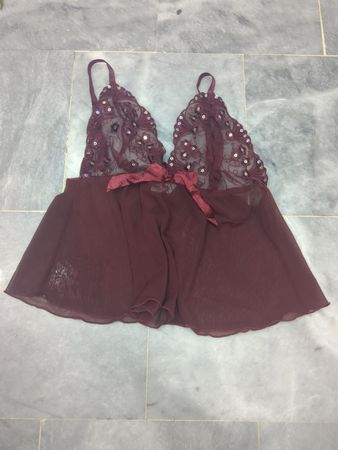 Bordeauxrotes Spitzen-Babydoll mit Pailletten und Schleife