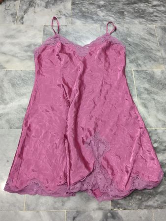 Zartes rosa Unterkleid mit Spitzenbesatz