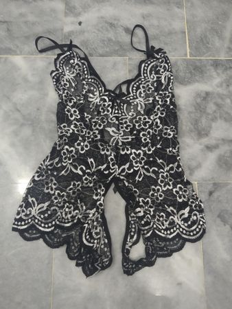 Schwarze Spitzenwäsche mit Blumenmuster
