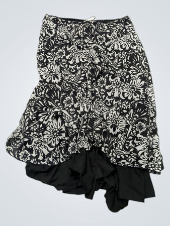 Wickelrock mit schwarz-weißem Blumenmuster