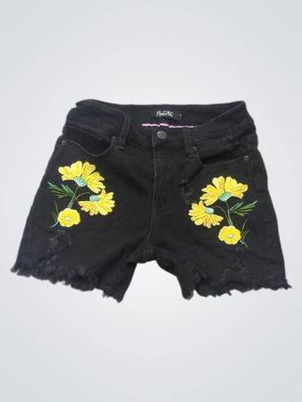 Schwarze bestickte Jeansshorts mit gelben Blumen