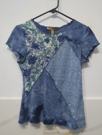 Notations Damen T-Shirt in Blau mit Batikmuster und Spitzeneinsatz