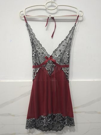 Chemise mit roter Spitzenverzierung