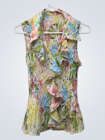 Ärmellose, geblümte Bluse mit Rüschen