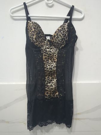 Leoprint und schwarze Spitzenunterwäsche