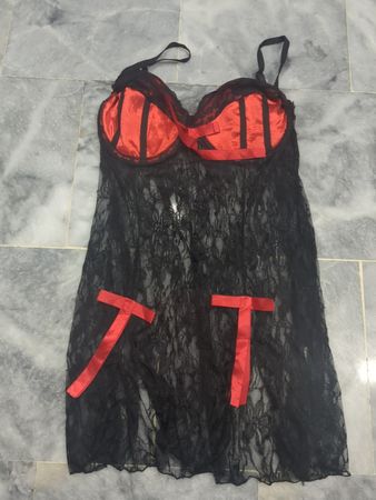 Schwarze Spitzenunterwäsche mit roten Akzenten XXXL