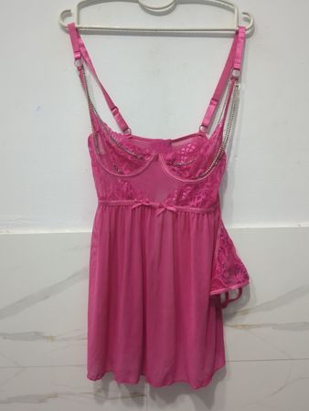 Rosa Spitzen-Babydoll mit Kettendetail