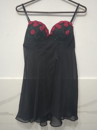 Schwarzes transparentes Babydoll mit roter Rosenstickerei
