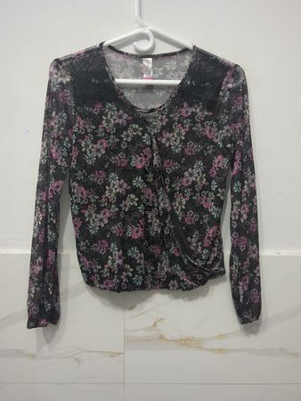 No Boundaries Schwarzes Blumenmuster Transparentes Wickel-Oberteil mit Spitzenbesatz und langen Ärmeln