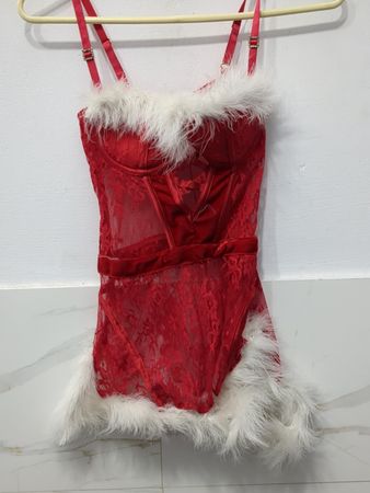 Rotes Dessous-Set mit weißer Einfassung