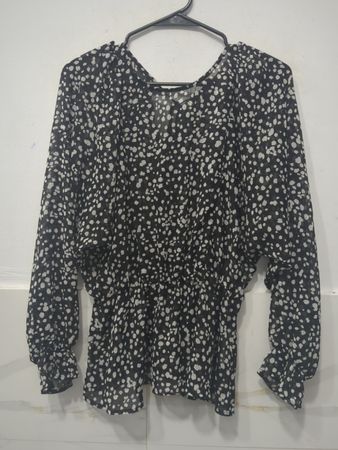 Banana Republic Schwarze & weiße gepunktete langärmelige Bluse