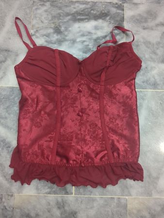Rotes Korsett-Top mit Blumenmuster