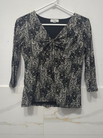 Charter Club Petite Schwarzes Spitzenmuster V-Ausschnitt Top