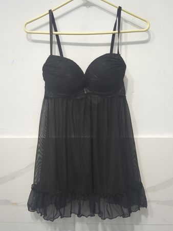 Schwarzes Babydoll mit Rüschensaum