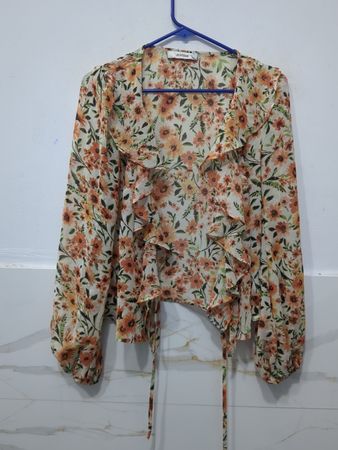 Bluse mit floralen Volants