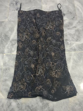 Schwarzer Seidenrock mit Blumenmuster