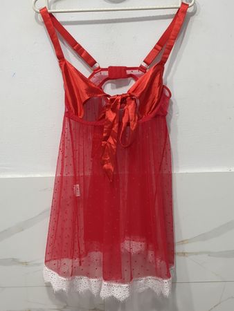 Rotes Babydoll mit Spitzenbesatz