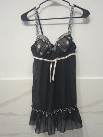 Ambrielle Schwarzes durchsichtiges Babydoll mit Spitzenbesatz