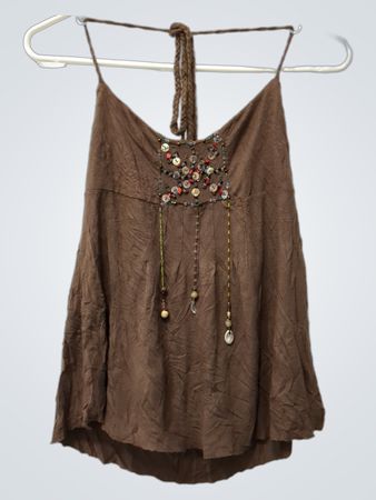 Braunes Neckholder-Top mit Verzierungen