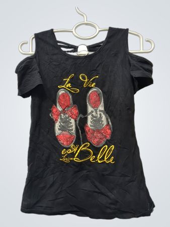 Evis "La Vie est Belle" schwarzes Cold-Shoulder-T-Shirt mit Strass-Sneaker-Grafik