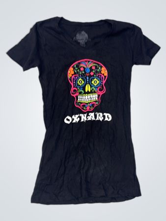 Schwarzes T-Shirt mit "Oxnard" Zuckerschädel-Grafik