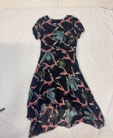 Schwarzes Kleid mit Blumenmuster