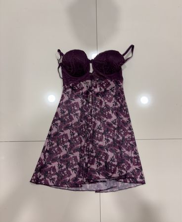 Purpurfarbene Babydoll-Dessous mit Blumenmuster und Spitzenbesatz