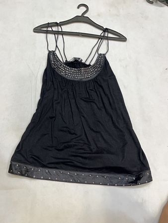 Schwarzes mit Nieten besetztes Tanktop