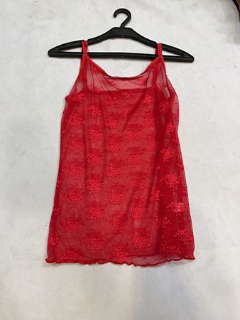 Chemise en dentelle rouge