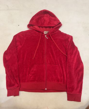 Sudadera de terciopelo rojo de Juicy Couture
