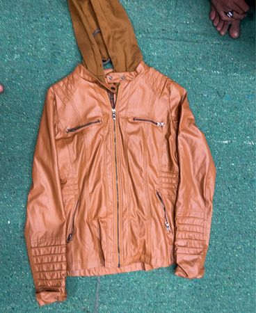 Veste en cuir marron avec capuche