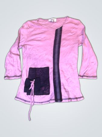 Top à manches longues rose avec des accents noirs