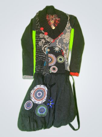 Robe noire à manches longues avec des motifs rouges et gris.
