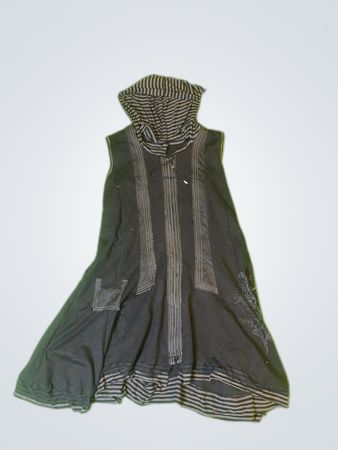 Robe noire à capuche avec des rayures