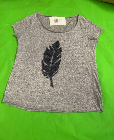 Gray Short-Sleeve Top with Feather Design