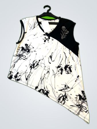 Graphic Print Sleeveless V-Neck Tank Top
