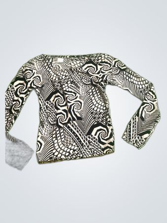 Long-sleeved shirt with black and white pattern