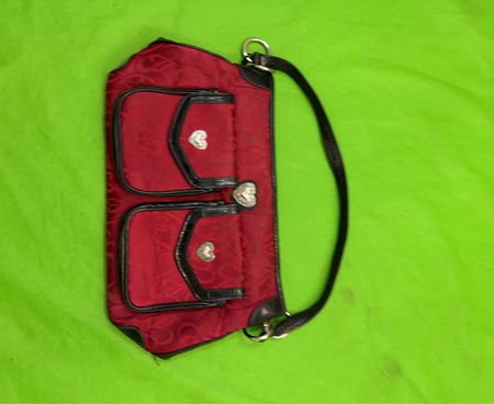 Rote Schultertasche mit Herzdetail