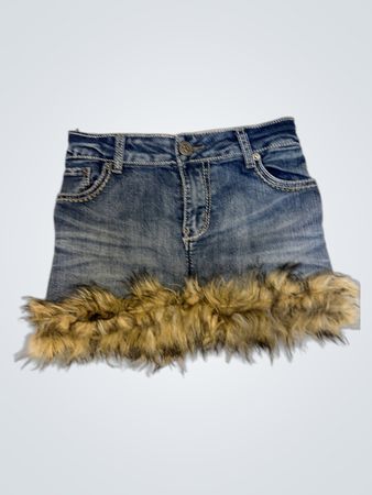 Upcycled Denimrock mit fellbesatz