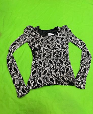 Schwarz-weißes Paisleymuster Langarmoberteil