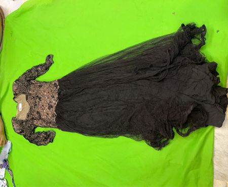 Schwarzes Spitzen- und Tüllkleid