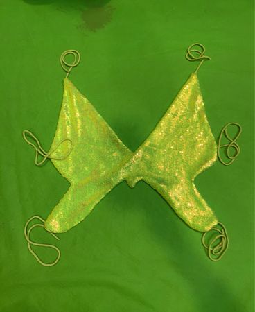 Upcycled limonengrünes Paillettentop mit Halter