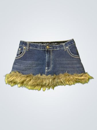 Upcycled Revolt Denim-Minirock mit Fellbesatz und verzierten Taschen