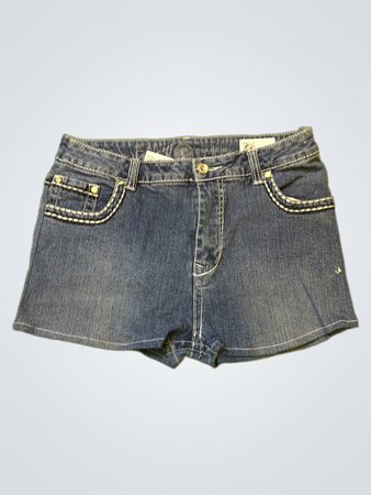 Upcycling-Jeansshorts mit verzierten Taschen